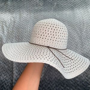 Super cute floppy hat!